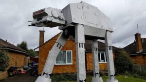 modello di AT-AT di star wars in giardino