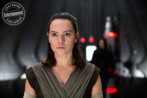 rey daisy ridley immagini e incontro tra rey e kylo ren in star wars the last jedi