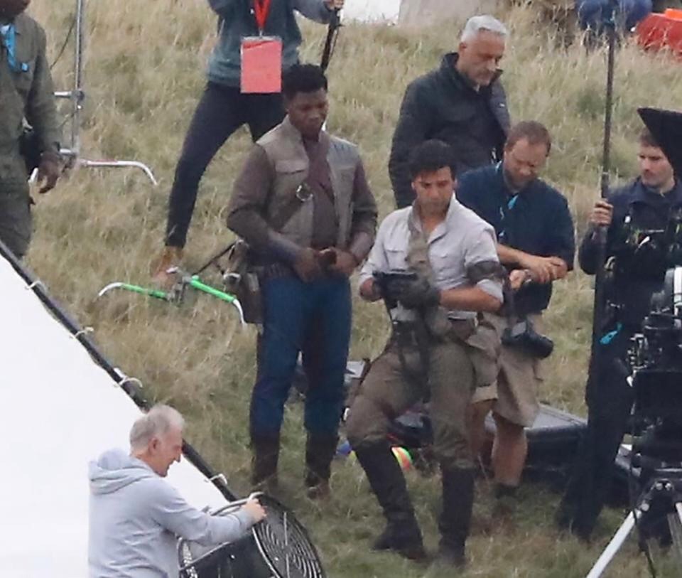 oscar isaac scatto di poe e finn dal set di star wars episodio ix