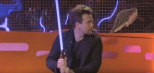 Ewan mcgregor si destreggia con la spada laser