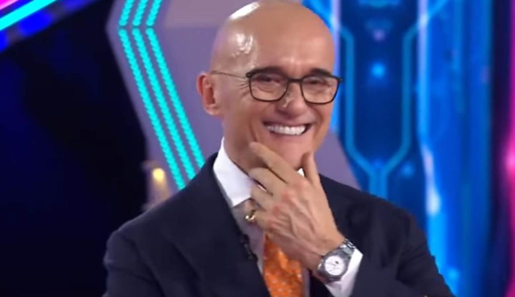 Alfonso Signorini sorridente (Mediaset Infinity - youtube foto)