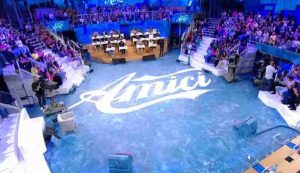 Lo studio di Amici (Mediaset Infinity - youtube foto)