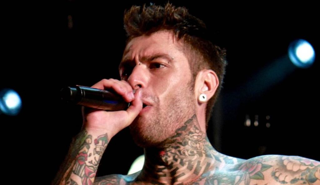 Fedez a petto nudo durante un concerto (Wikipedia Greta FOTO) -