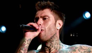 Fedez a petto nudo durante un concerto (Wikipedia Greta FOTO) -