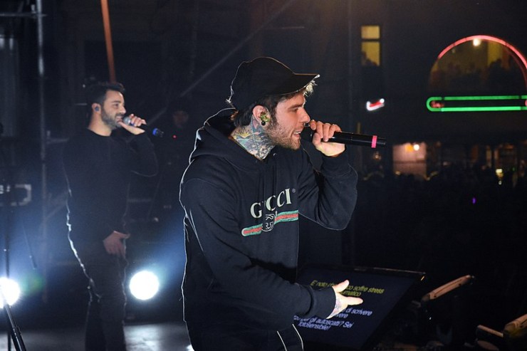 Fedez mentre canta durante il concerto di Capodanno 2018 (Wikipedia Città di Parma FOTO) -