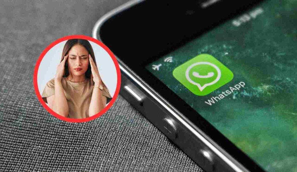 Donna preoccupata con WhatsApp