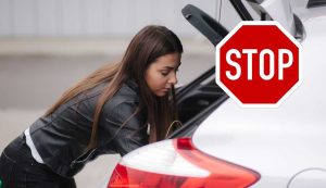 Fermo auto con stop